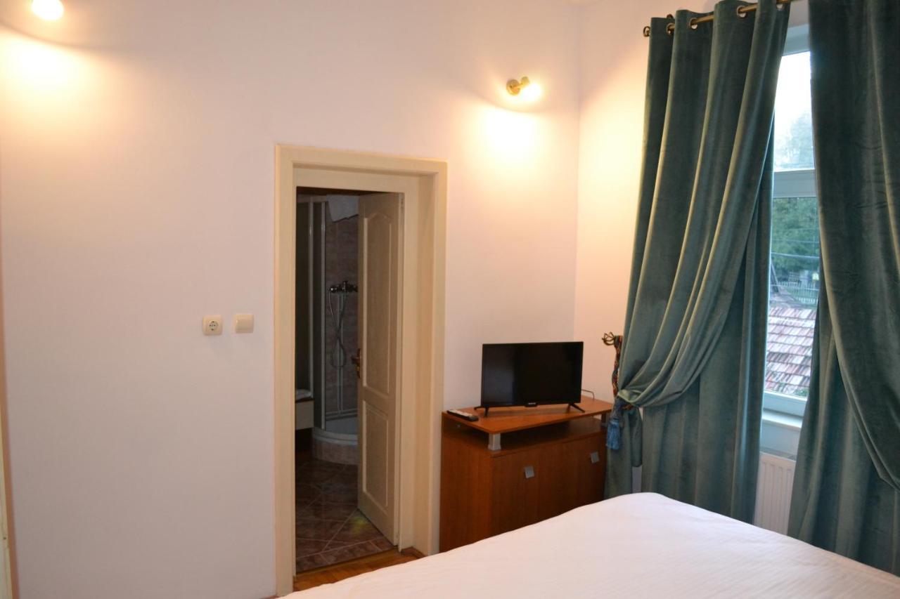 Castle Gate Hotel Бран Екстериор снимка