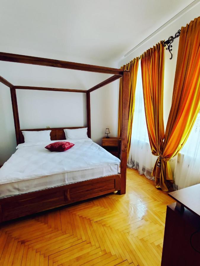 Castle Gate Hotel Бран Екстериор снимка