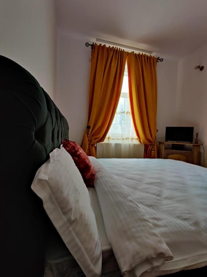 Castle Gate Hotel Бран Екстериор снимка
