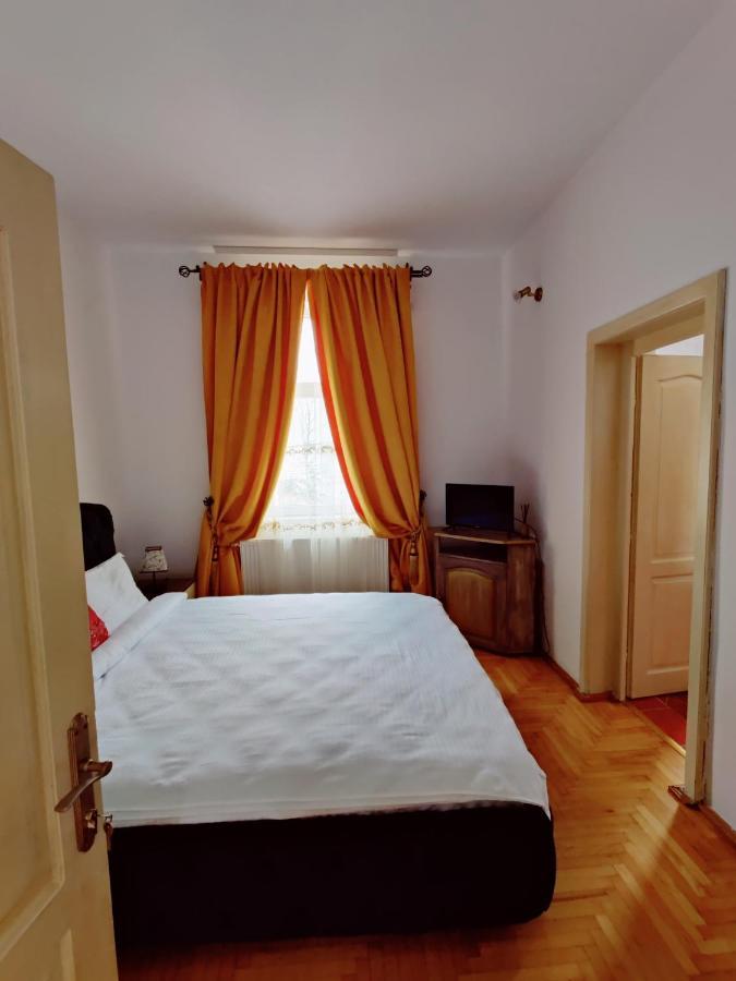 Castle Gate Hotel Бран Екстериор снимка