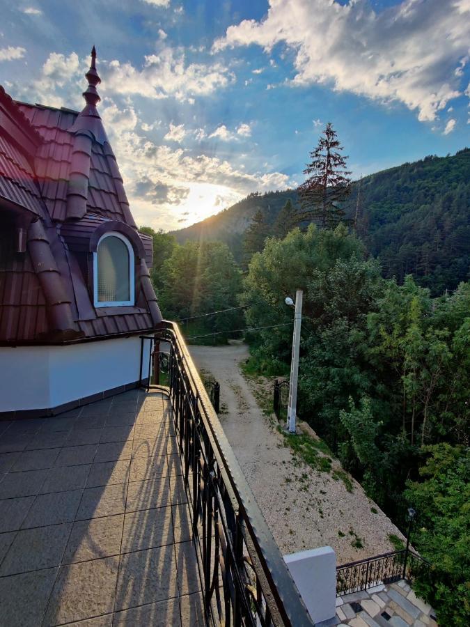 Castle Gate Hotel Бран Екстериор снимка
