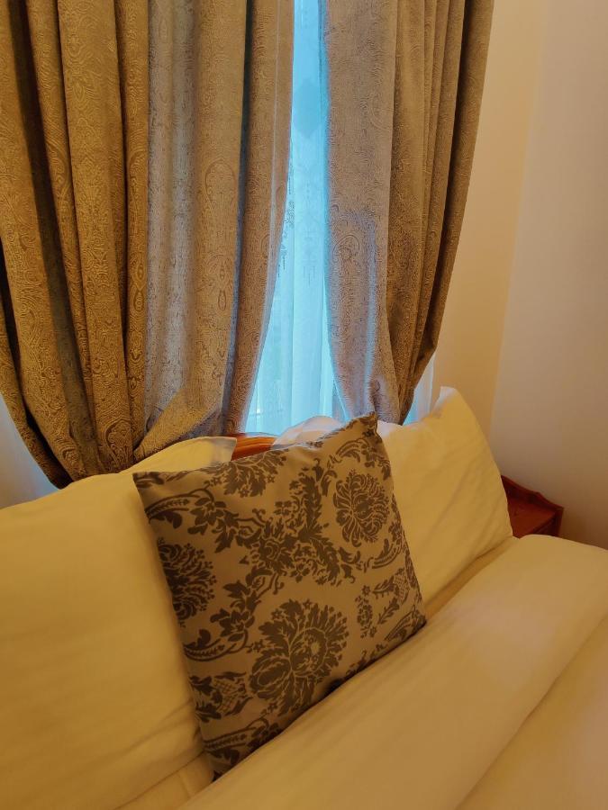 Castle Gate Hotel Бран Екстериор снимка