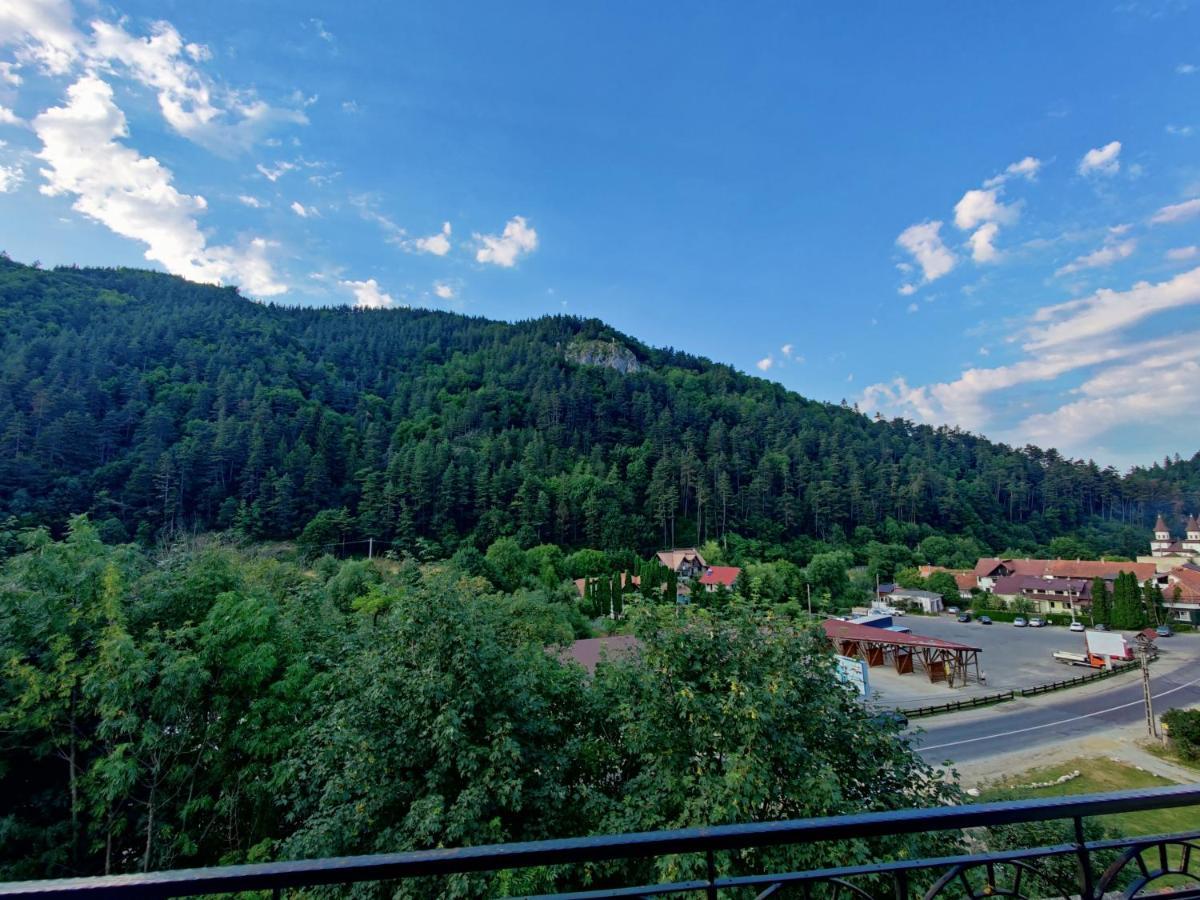 Castle Gate Hotel Бран Екстериор снимка