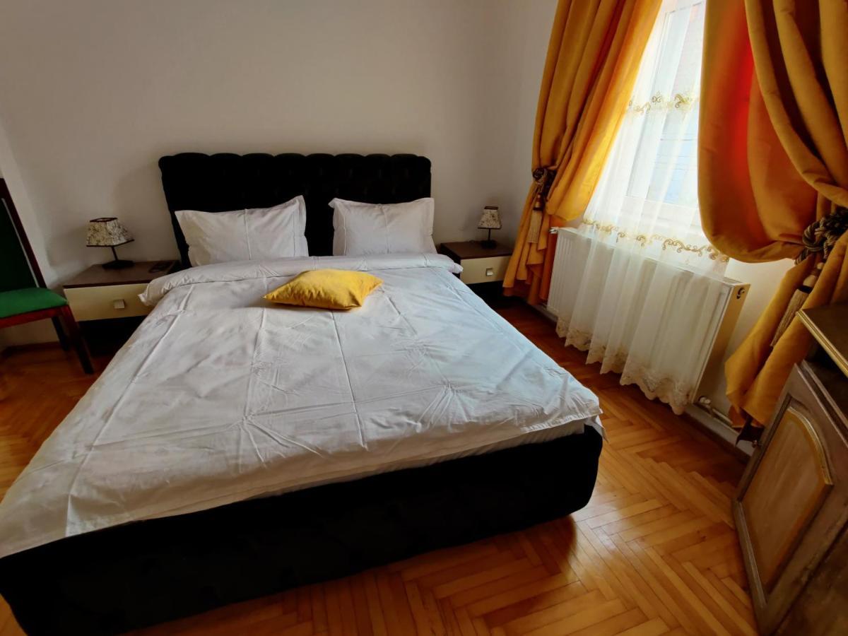 Castle Gate Hotel Бран Екстериор снимка